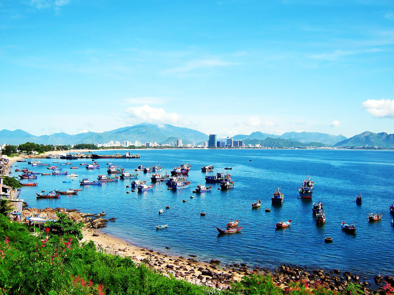 Vịnh Nha Trang và dải thành phố ven biển